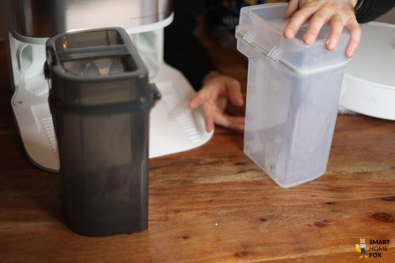 Die beiden Wassertanks der Dreame L10s Ultra Basisstation sind zu sehen.